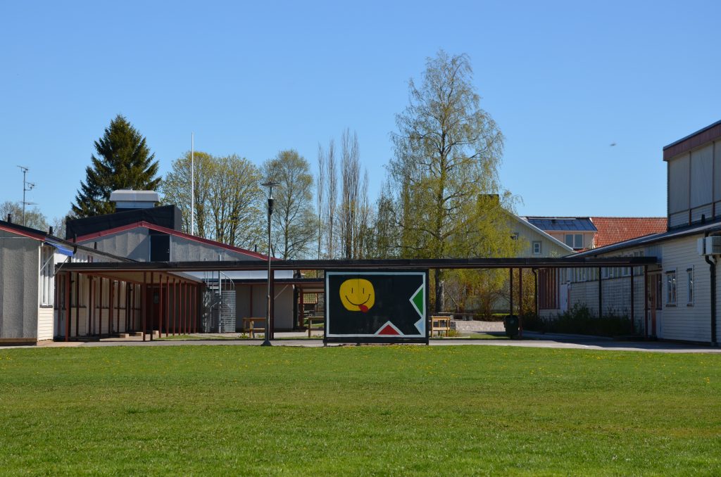 Bild på Dalums skola samt en gräsyta som ligger i förgrunden.