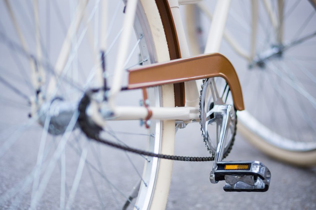 Cykel i retrostil parkerad på gatan