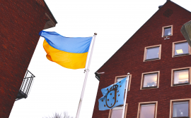 Ukrainas och Ulricehamns kommuns flagga vajar utanför stadshuset.