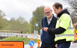 Två män vid ett vägarbete i Ulricehamn