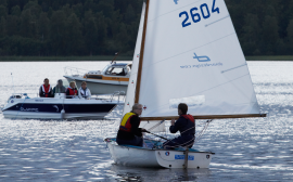 Segelbåt på blankt vatten.