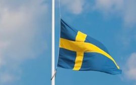 Svensk flagg på halvstång