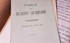 En bild på framsidan på stadgar för Sällskapet Jultomtarne i Ulricehamn från 1907.